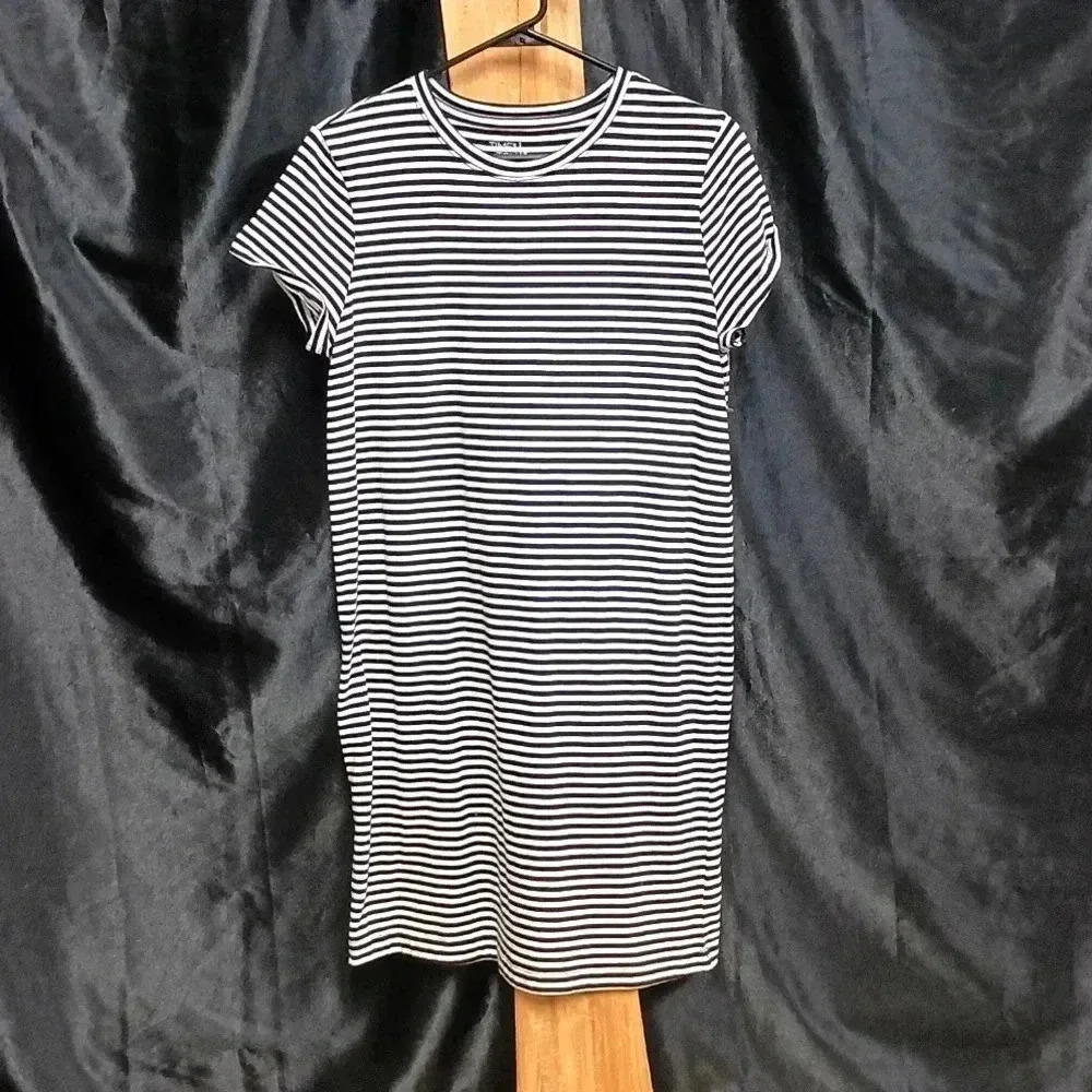 Short sleeve crew neck t-shirt style black and white striped dress size small